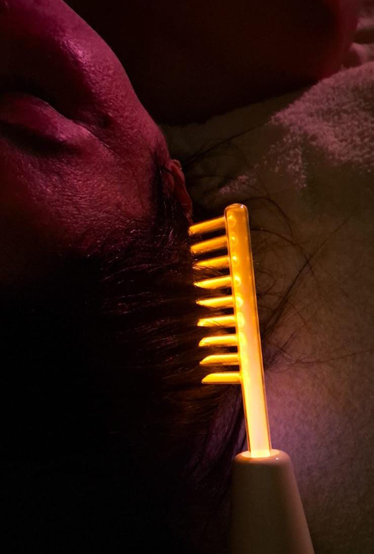 Bandeja de atendimento com velas, óleos e cítricos